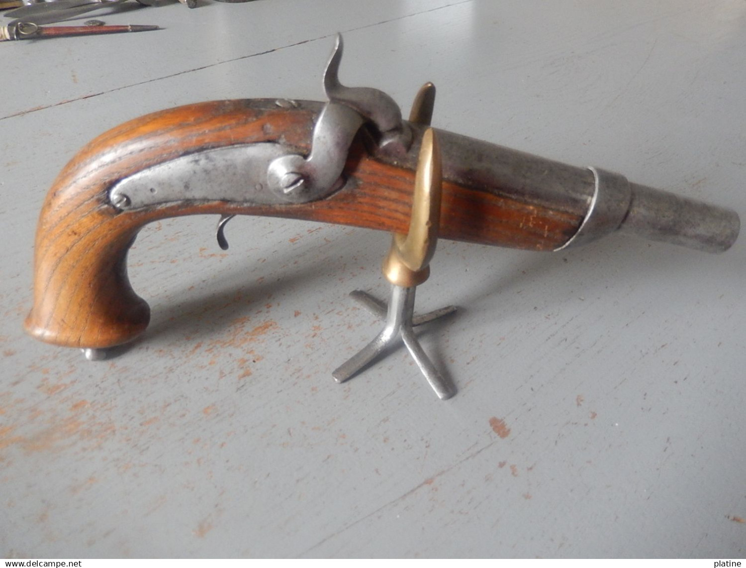 Ançien Erseau De Rame Modifié Pour Présentation D'un Pistolet De Marine - Armi Da Collezione