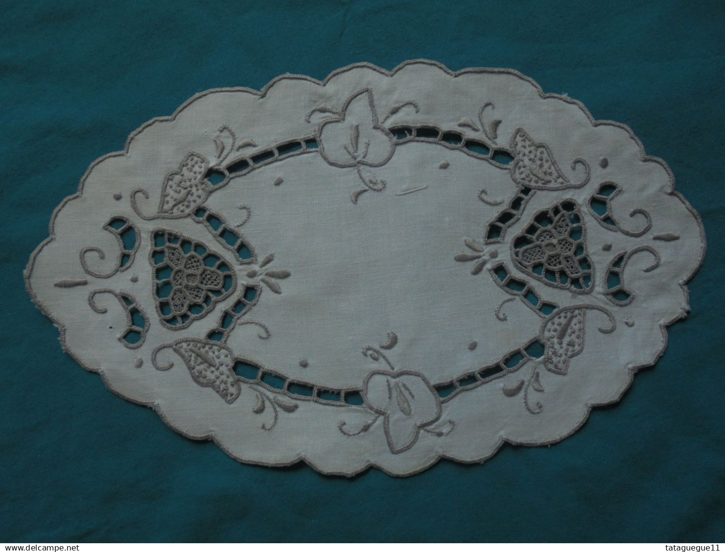 Ancien - 2 Napperons En Coton Blanc Broderie Mécanique Ajourée En Fil Gris - Altri & Non Classificati