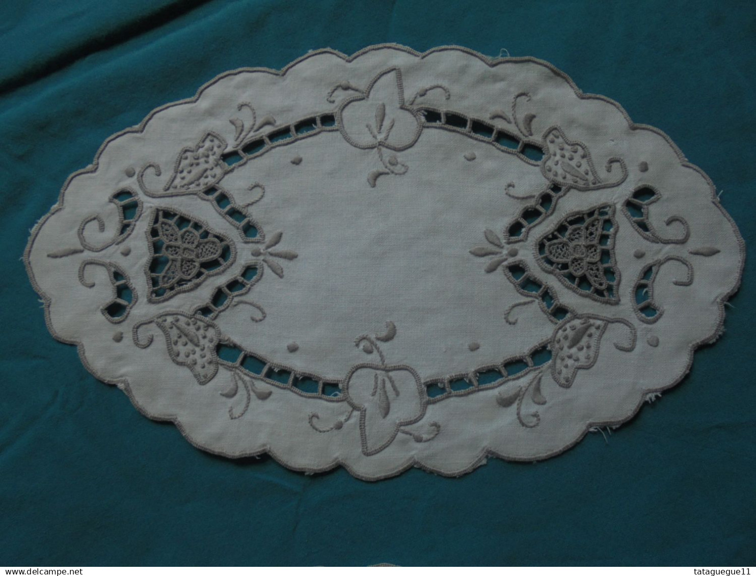 Ancien - 2 Napperons En Coton Blanc Broderie Mécanique Ajourée En Fil Gris - Altri & Non Classificati