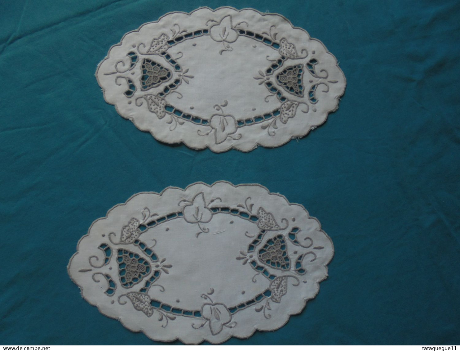 Ancien - 2 Napperons En Coton Blanc Broderie Mécanique Ajourée En Fil Gris - Altri & Non Classificati