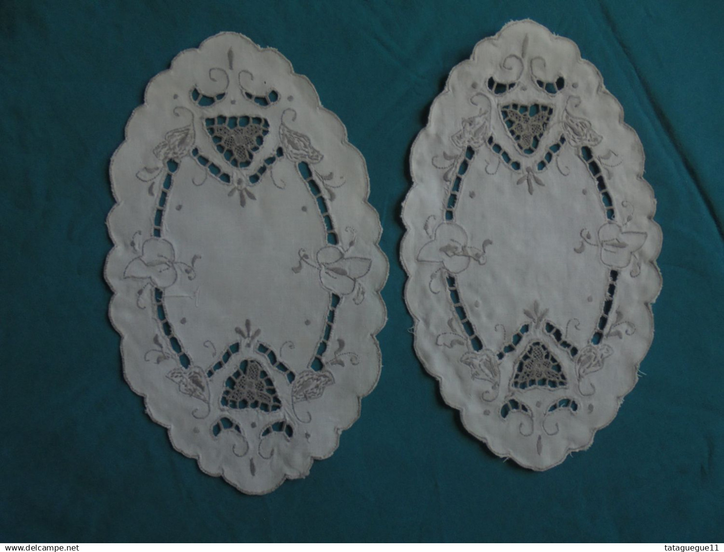 Ancien - 2 Napperons en coton blanc broderie mécanique ajourée en fil gris