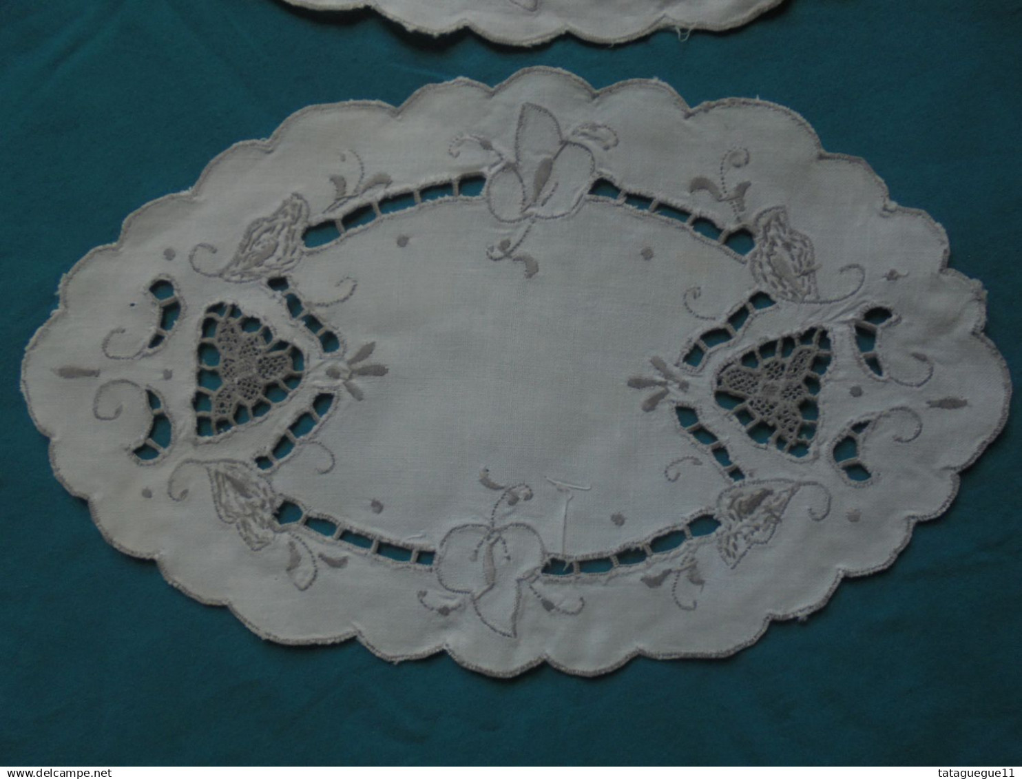 Ancien - 2 Napperons en coton blanc broderie mécanique ajourée en fil gris