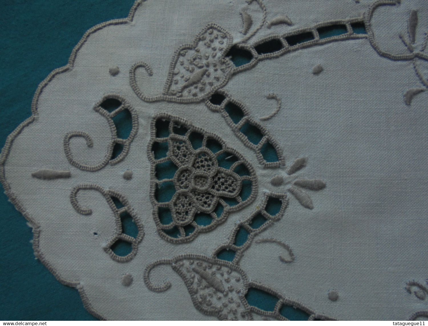 Ancien - 2 Napperons en coton blanc broderie mécanique ajourée en fil gris