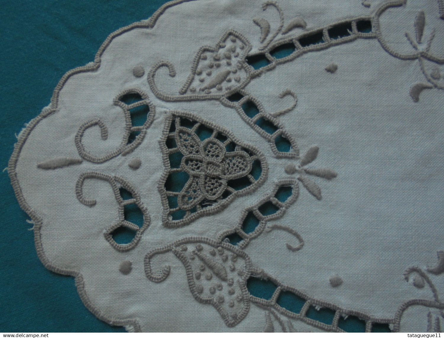 Ancien - 2 Napperons en coton blanc broderie mécanique ajourée en fil gris