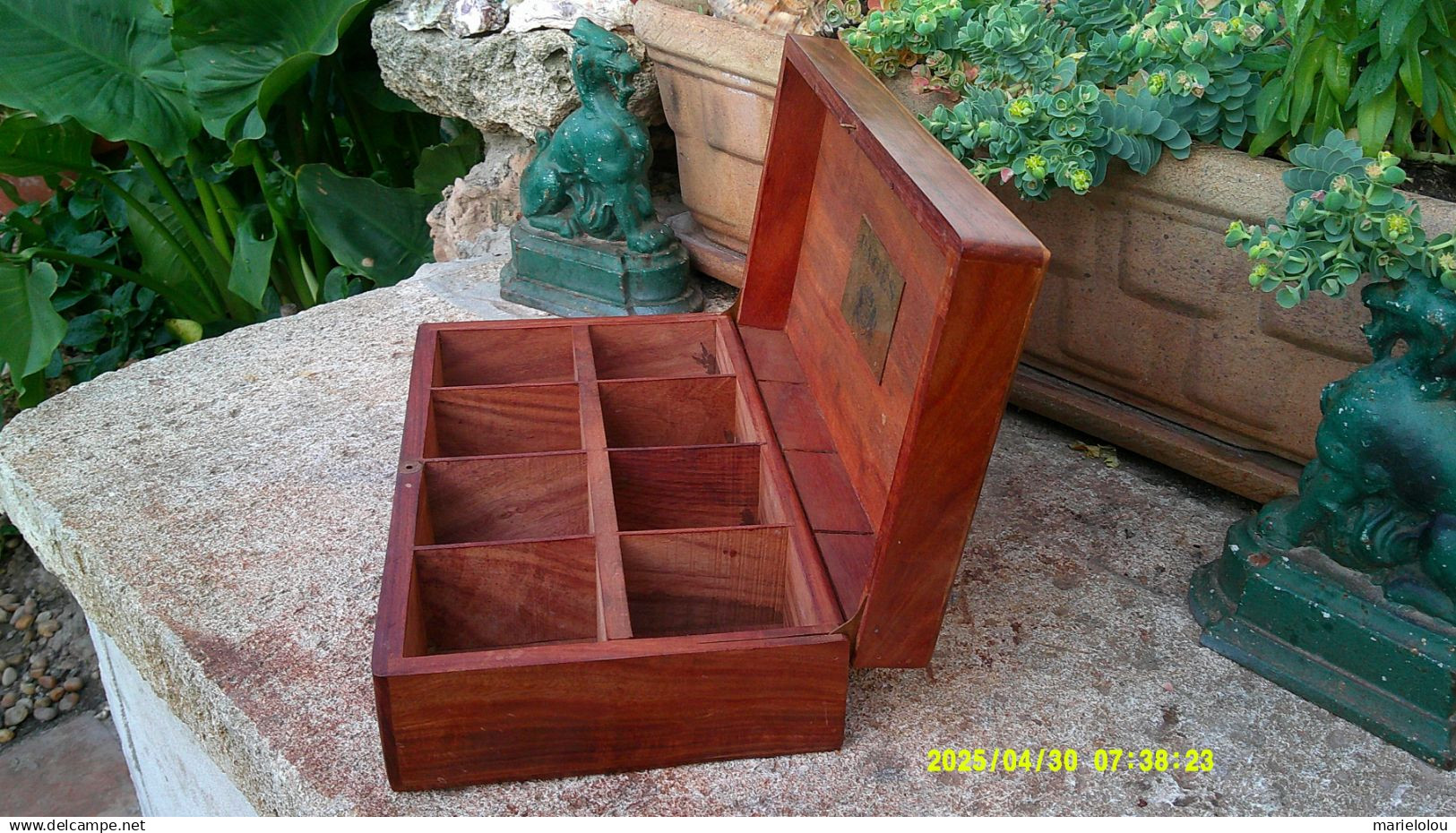 Très Beau Coffret En Bois De Noyer Massif Avec Incrustation De Laiton - Decorative Weapons