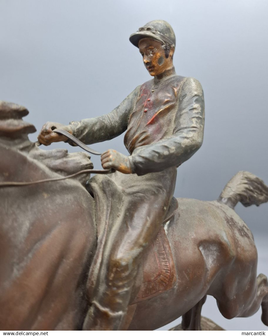 ENORME Y ANTIGUA ESCULTURA INGLESA DE CABALLO DE CARRERAS Y JINETE - EN CALAMINA