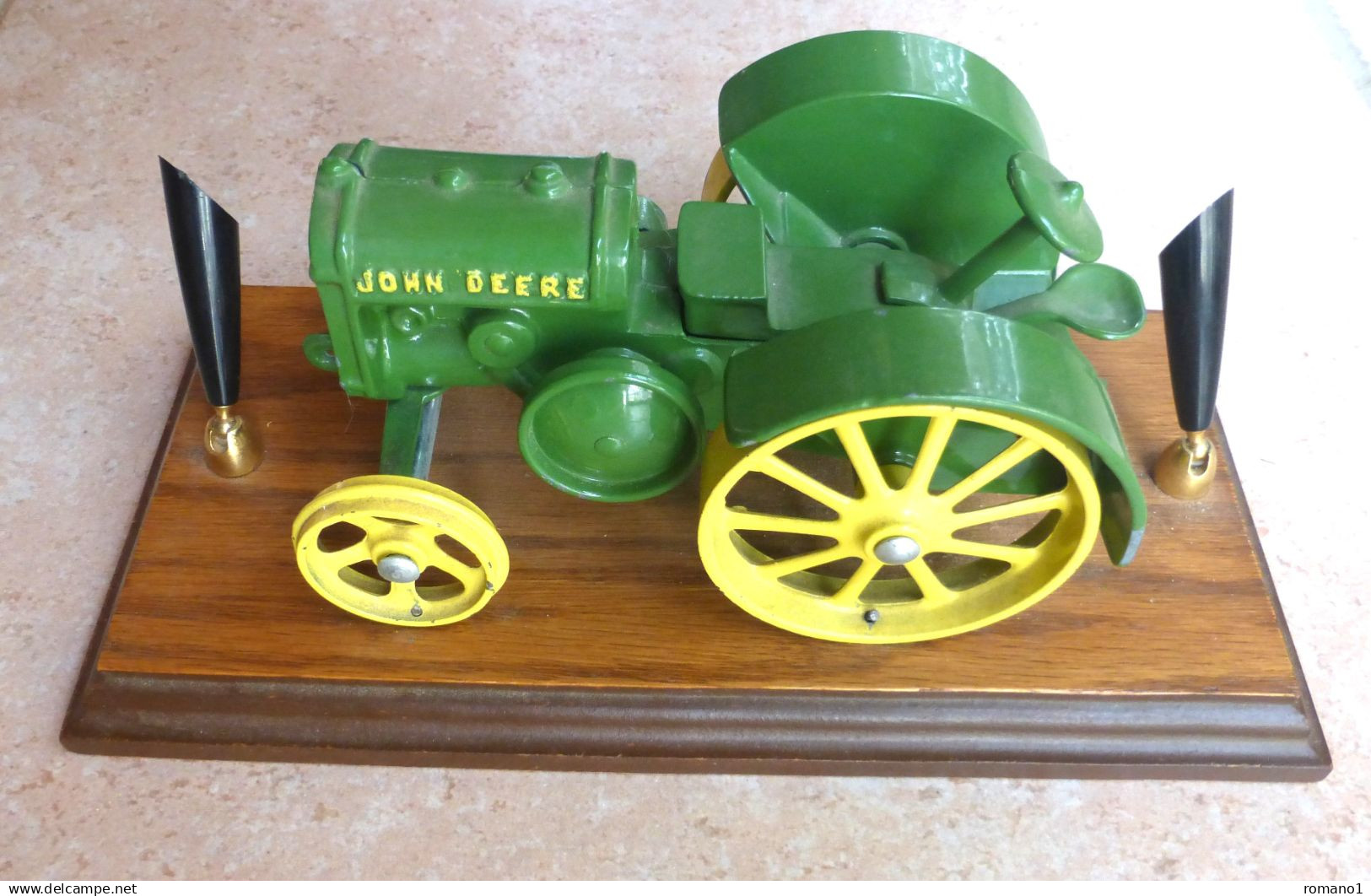 Ancien  Porte Stylo  "  JOHN DEERE "  Tracteur ERTL Modèle D 1923 En Fonte - Schreibgerät
