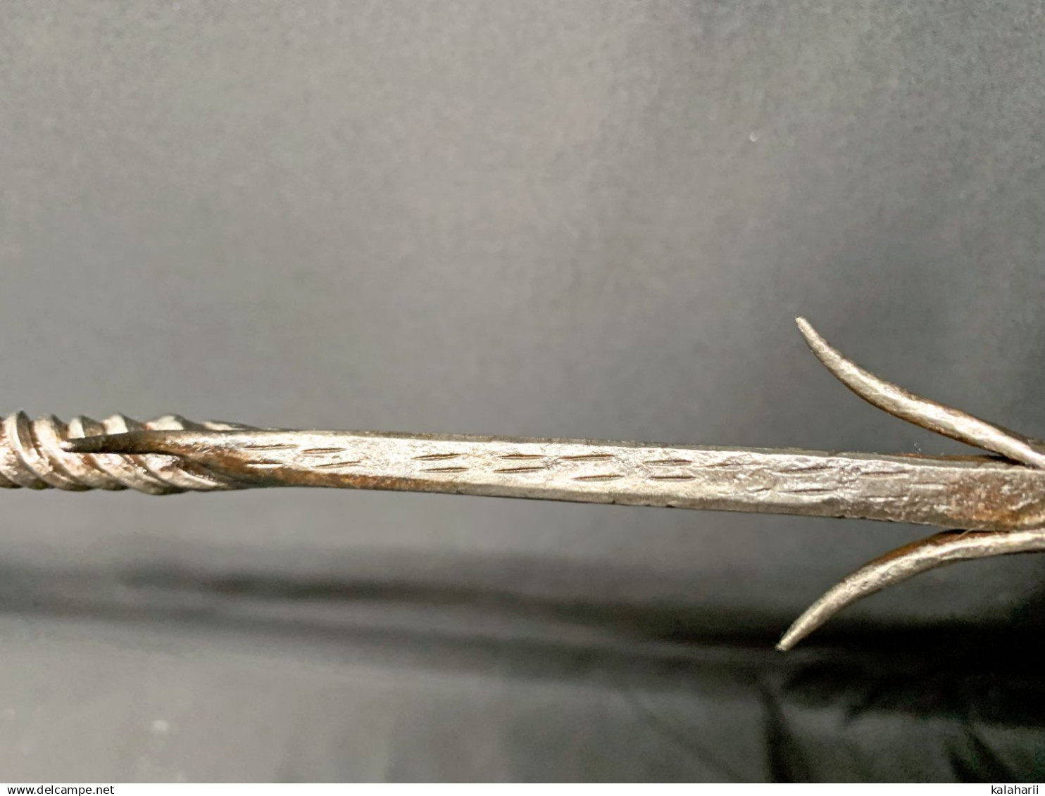 ANCIENNE ET BELLE LANCE AFRICAINE NGBANDI, XIX SIECLE, CONGO,  CUIVRE ET FER BLANC ET BOIS SCULPTE A