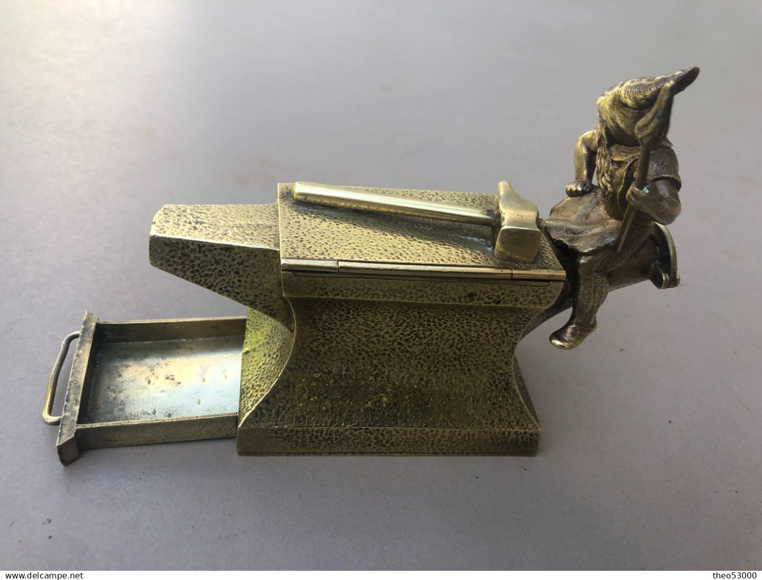 pyrogène exceptionnel en bronze doré représentant un lutin? armé d'une torche, assis sur une enclume. Très rare Exc état
