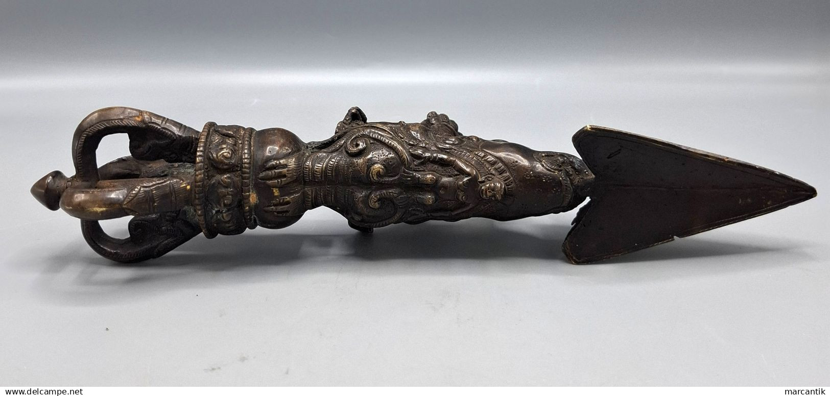 ANTIGUA PHURBA TIBETANA EN BRONCE CON LA DIOSA TARA - ESPECTACULAR PIEZA DE COLECCION - Bronces