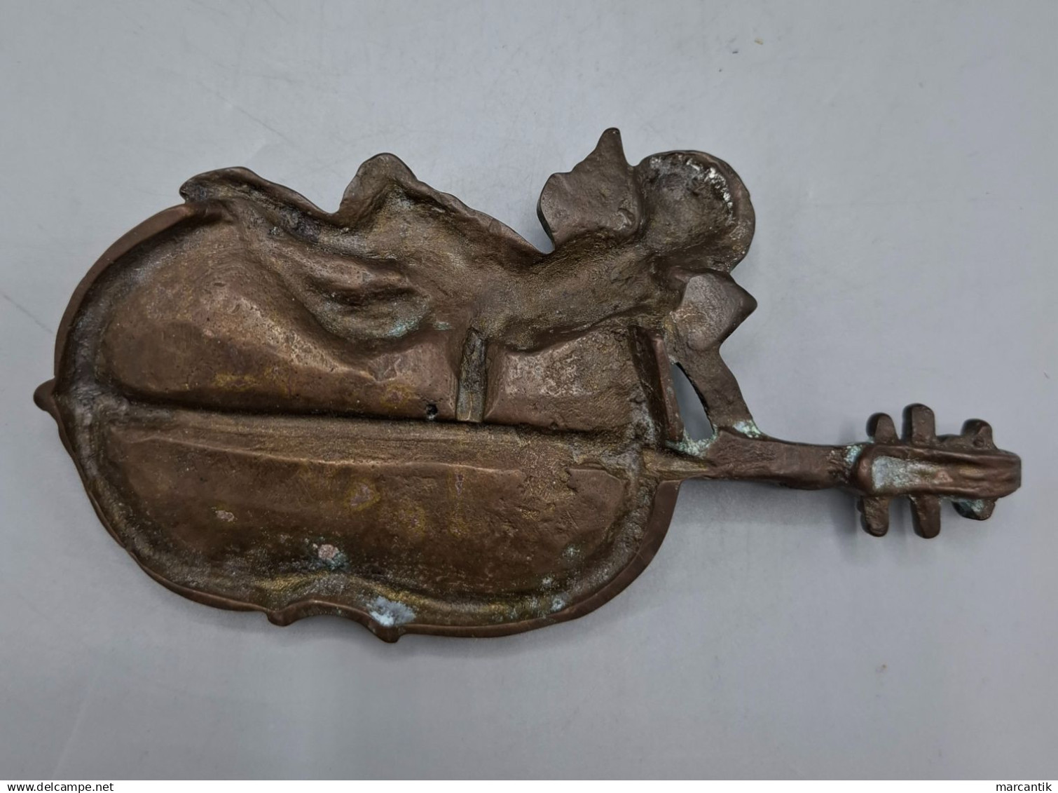 BONITA BANDEJA DE BRONCE CON QUERUBIN SOBRE VIOLIN - MUY DECORATIVA - Bronces