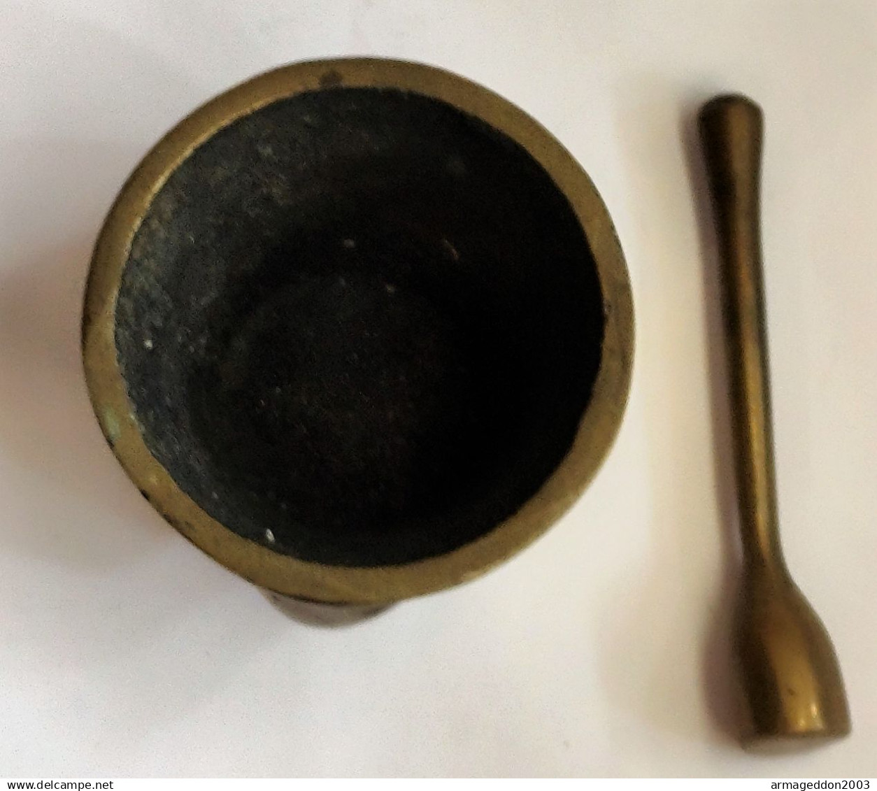 Ancien et rare petit mortier et pilon bronze doré décor drole de tete voir photo