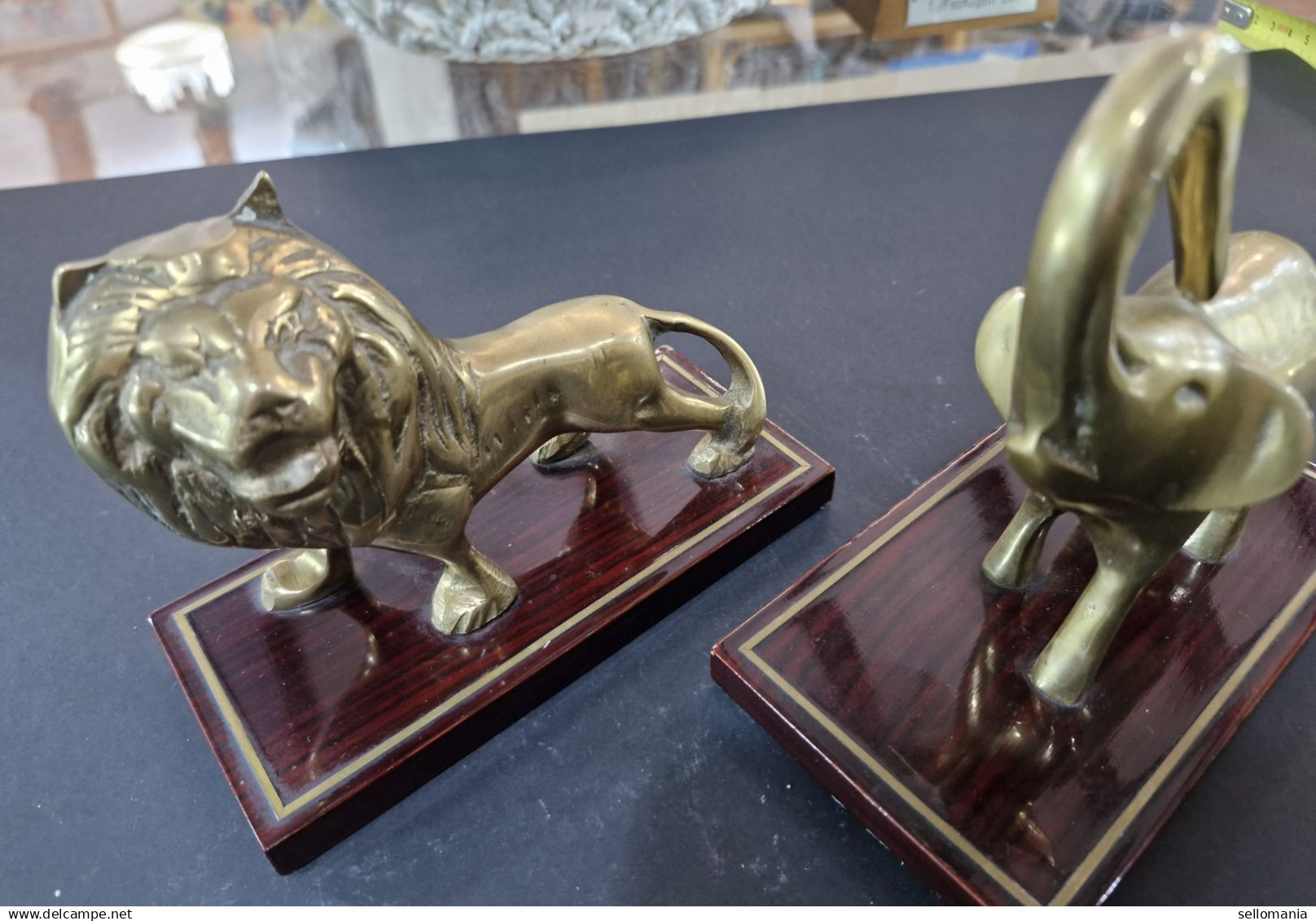 PAREJA FIGURAS EN BRONCE COREANO CON BASE MADERA DE LEON Y ELEFANTE TECXX 317 - Bronces