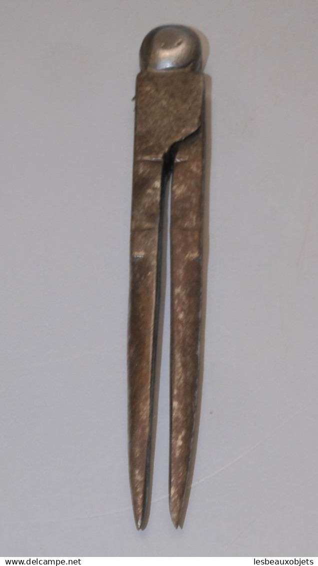-PETIT COMPAS FER FORGE TETE D'HOMME XVIIIe COLLECTION OUTIL ANCIEN VITRINE    E - Outils Anciens
