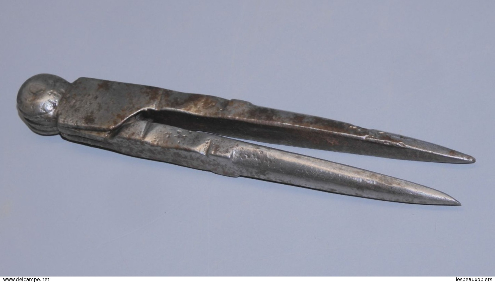 -PETIT COMPAS FER FORGE TETE D'HOMME XVIIIe COLLECTION OUTIL ANCIEN VITRINE    E