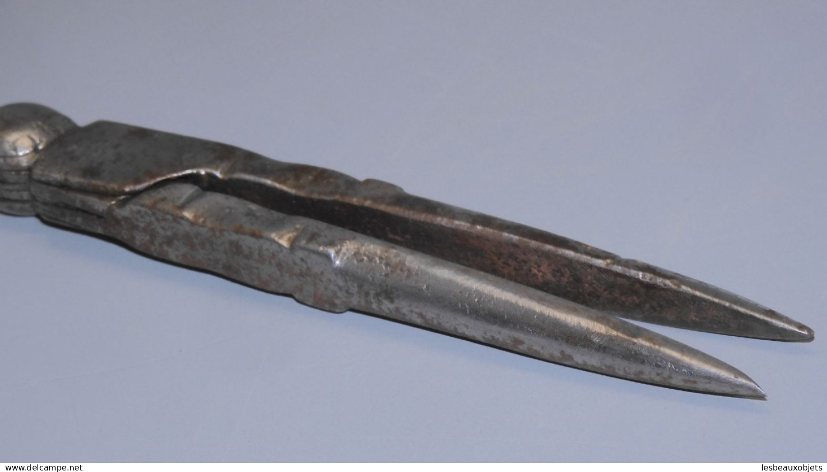 -PETIT COMPAS FER FORGE TETE D'HOMME XVIIIe COLLECTION OUTIL ANCIEN VITRINE    E