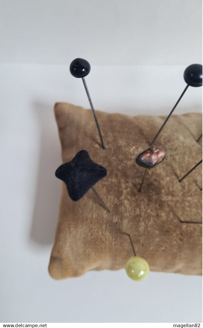 Ancien Lot D'épingles, D'aiguilles à Chapeau Avec Son Coussin D'époque. 19ème Siécle. - Altri & Non Classificati