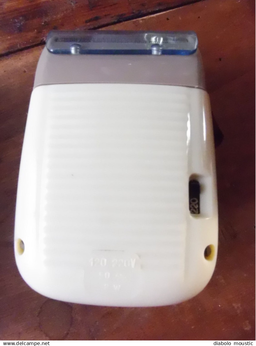 Rasoir électrique THOMSON avec sa pochette  et mode d'emploi pour 220 volts (en bon état de marche)