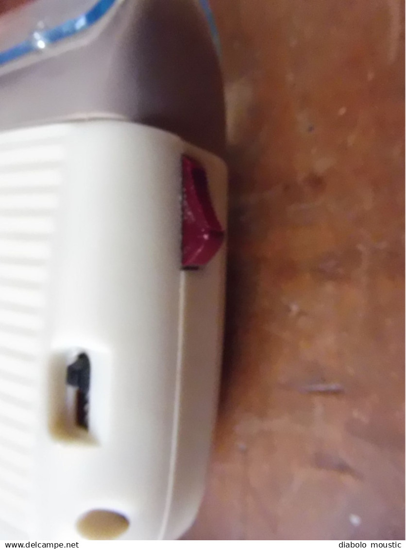 Rasoir électrique THOMSON avec sa pochette  et mode d'emploi pour 220 volts (en bon état de marche)
