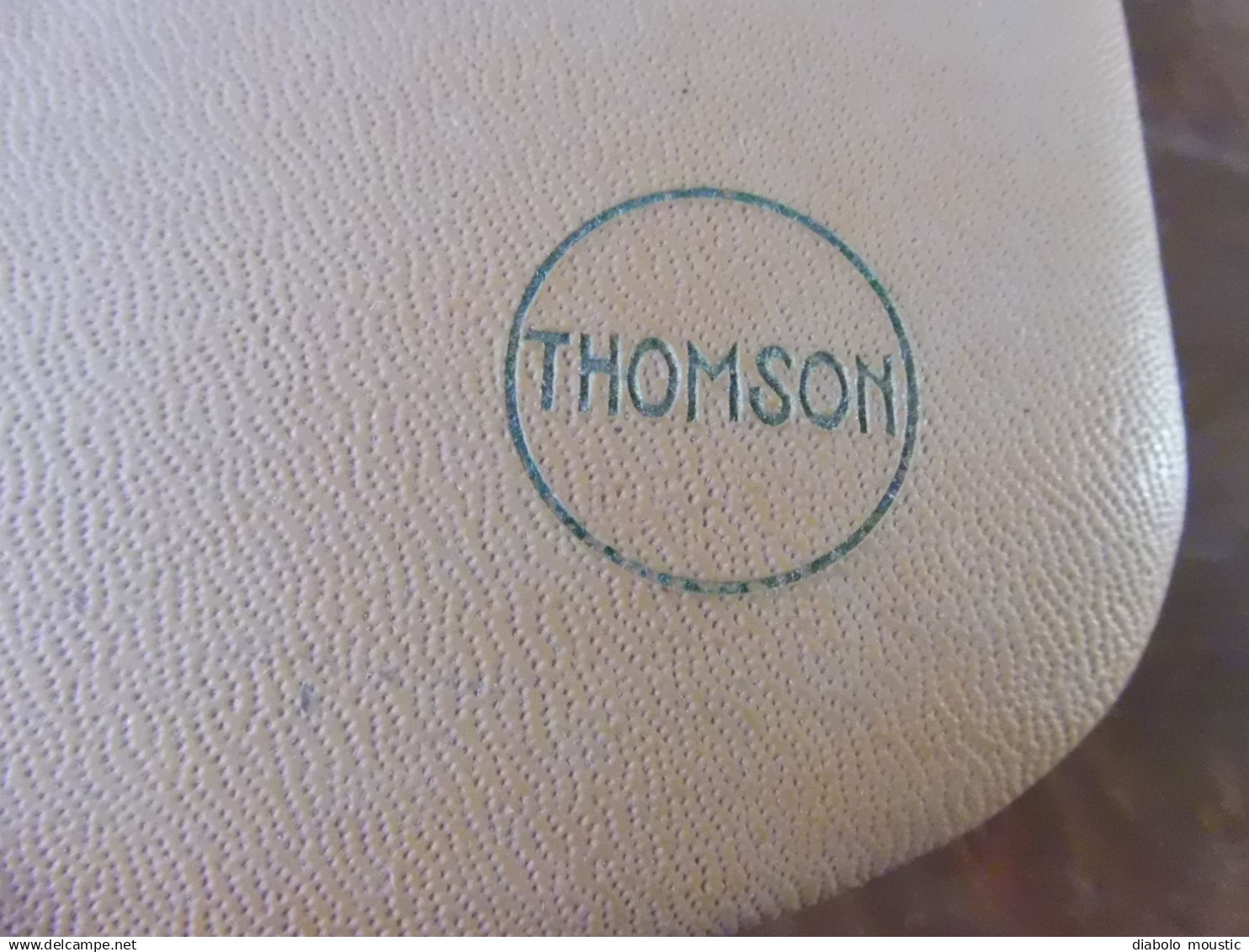 Rasoir électrique THOMSON avec sa pochette  et mode d'emploi pour 220 volts (en bon état de marche)