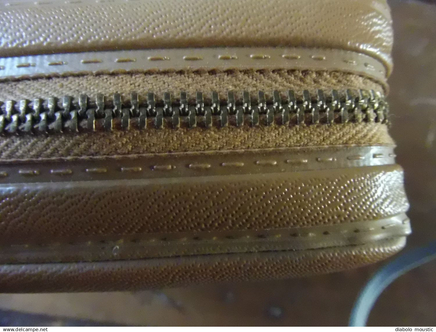 Rasoir électrique THOMSON avec sa pochette  et mode d'emploi pour 220 volts (en bon état de marche)