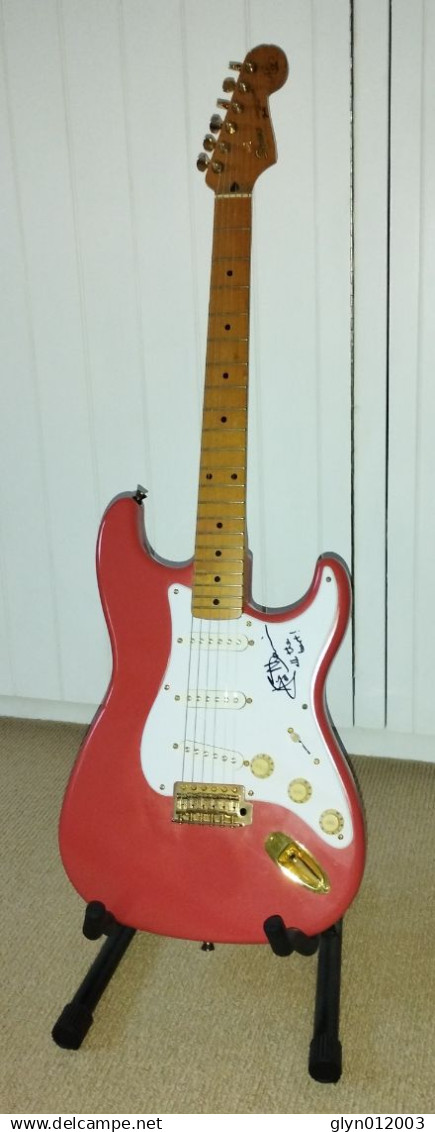 Hank Marvin SIGNED Scratchplate Fender Squier Stratocaster Signature Guitar - Musical Instruments