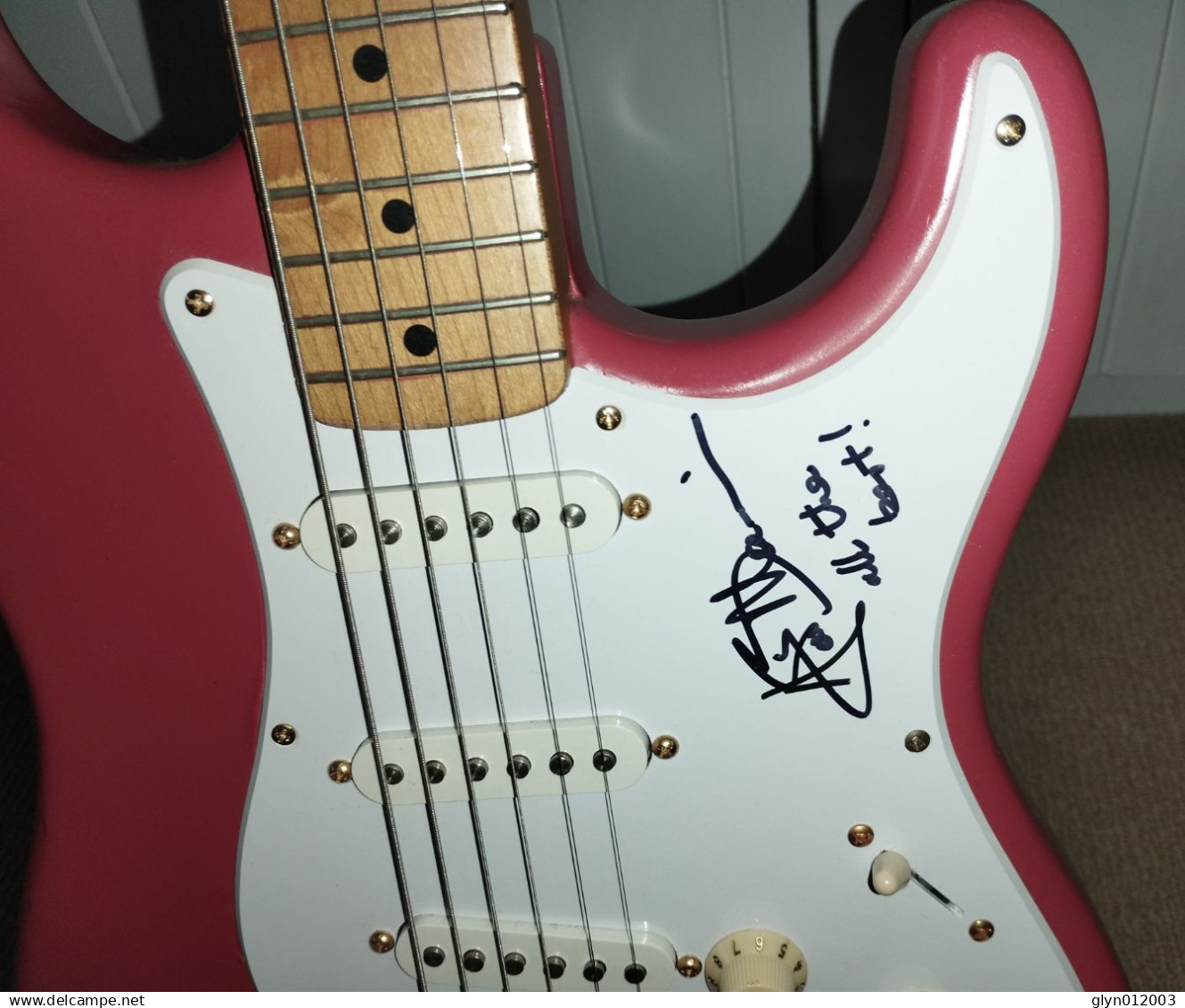 Hank Marvin SIGNED Scratchplate Fender Squier Stratocaster Signature Guitar - Musical Instruments