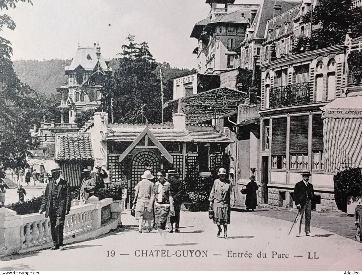 CPA - 63 - CHÂTEL GUYON - L'ENTRÉE DU PARC - BELLE ANIMATION - Châtel-Guyon