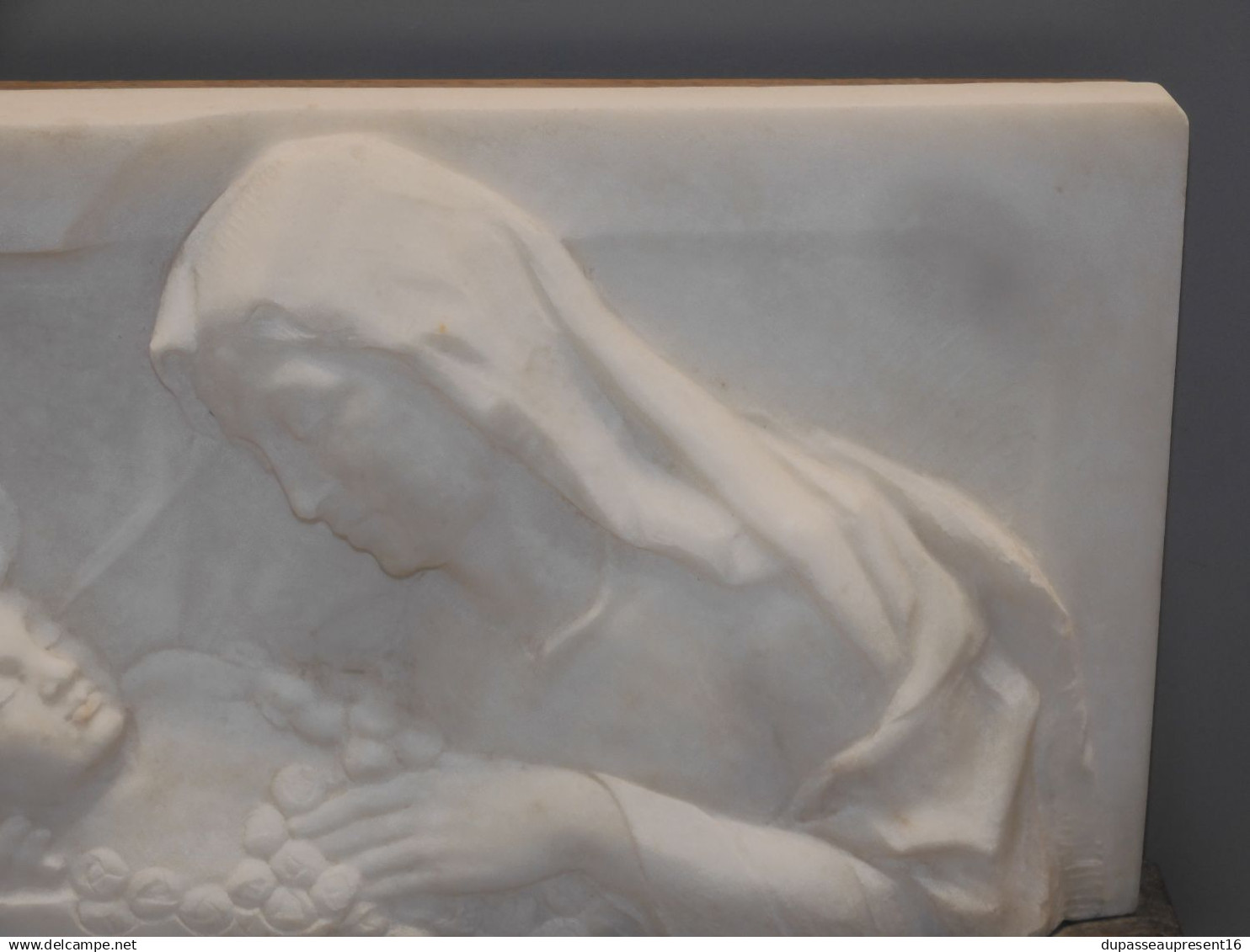 -BELLE PLAQUE MARBRE de CARRARE VIERGE A L'ENFANT signée L.FECCI support BOIS   E