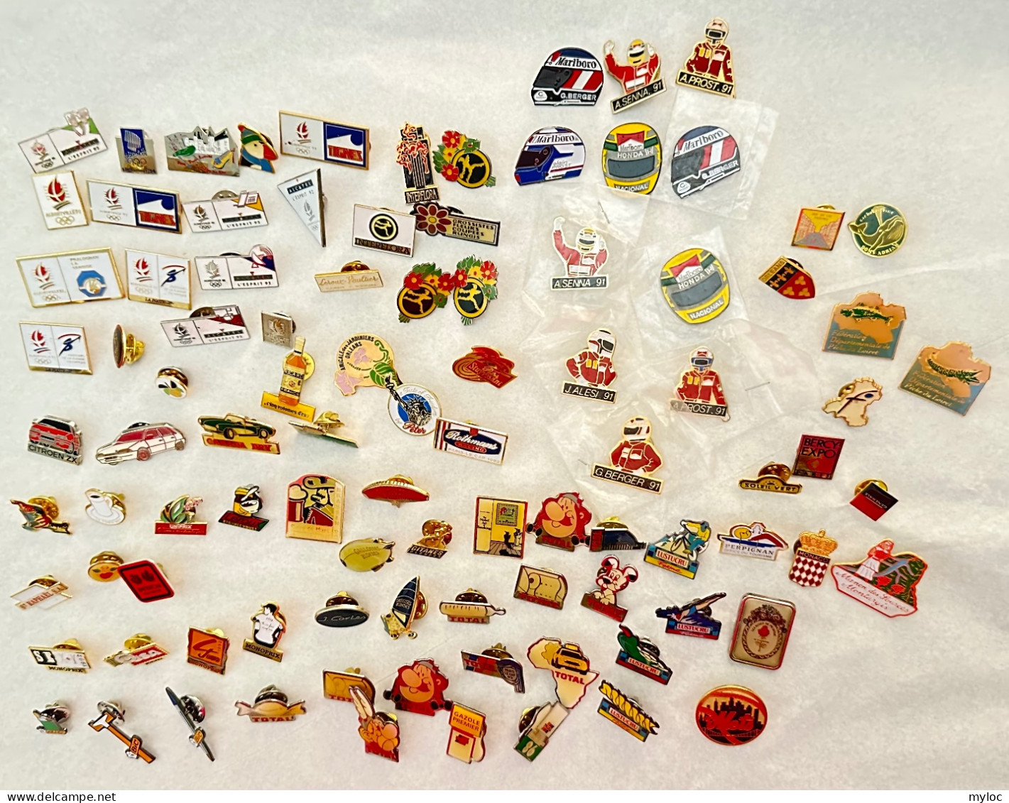 Lot De 300 Pin's. Thèmes Divers: Fleurs, Jeux Olympiques, Tabac, Alcools, Carburant, Régions Françaises, ... - Lots