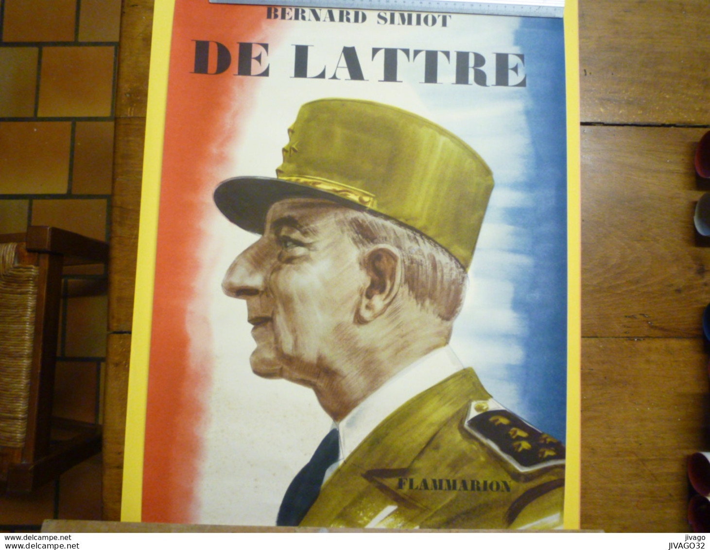 AFFICHE  65 X 46 Cm  Pour La Sortie Du Livre  DE LATTRE  Par  Bernard  SIMIOT  (Flammarion) - 1939-45