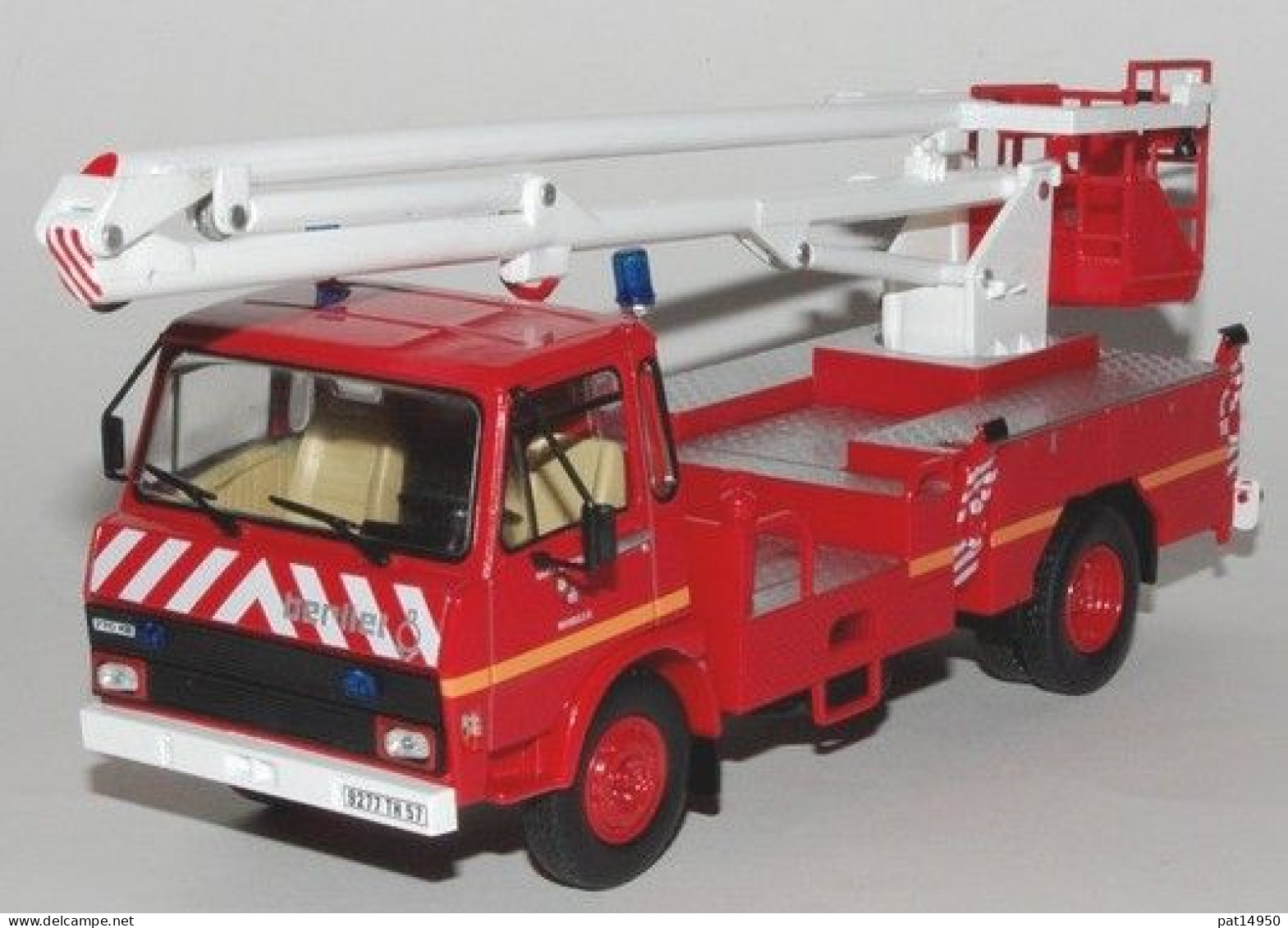 PAT14950 CAMION BERLIET 770 KB NACELLE Des SAPEURS POMPIERS De MOSELLE - Trucks