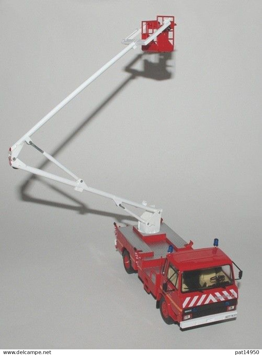 PAT14950 CAMION BERLIET 770 KB NACELLE Des SAPEURS POMPIERS De MOSELLE - Trucks