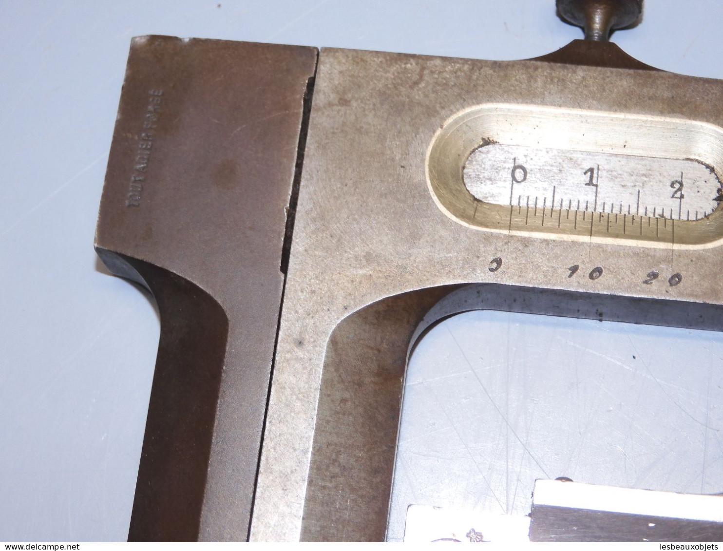 - BOITE COFFRET AVEC 2 PIEDS A COULISSE Aux Forges De Vulcain Et INOXY  E - Outils Anciens