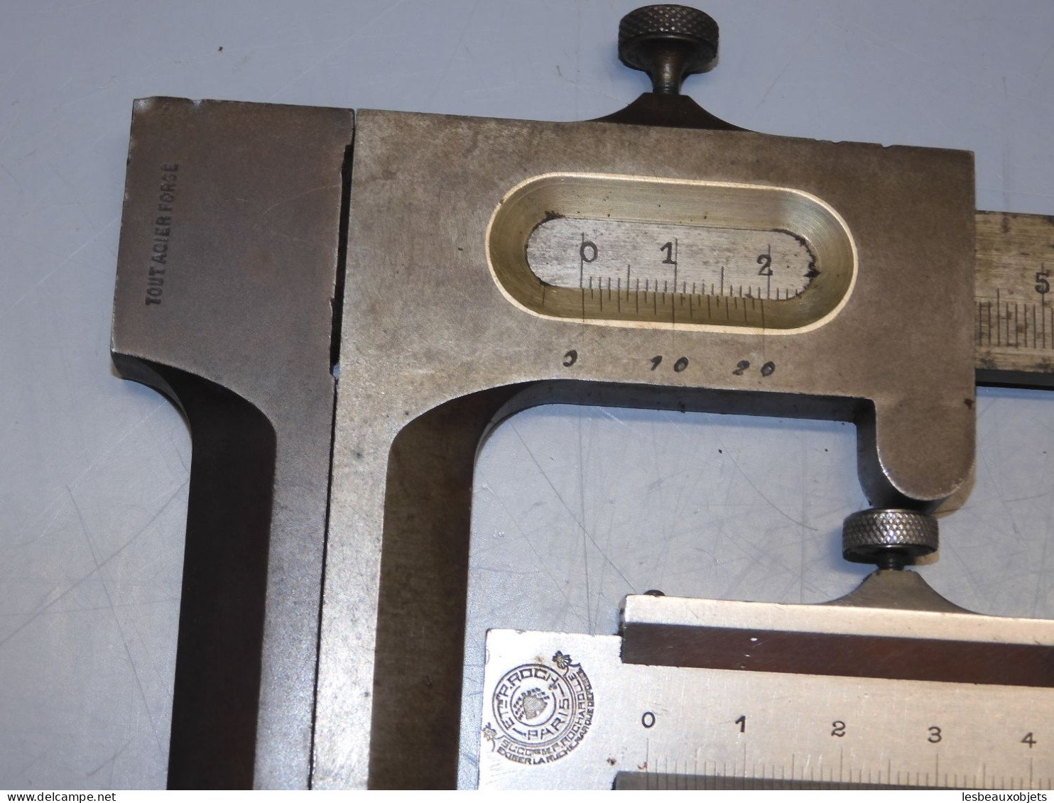 - BOITE COFFRET AVEC 2 PIEDS A COULISSE Aux forges de Vulcain et INOXY  E