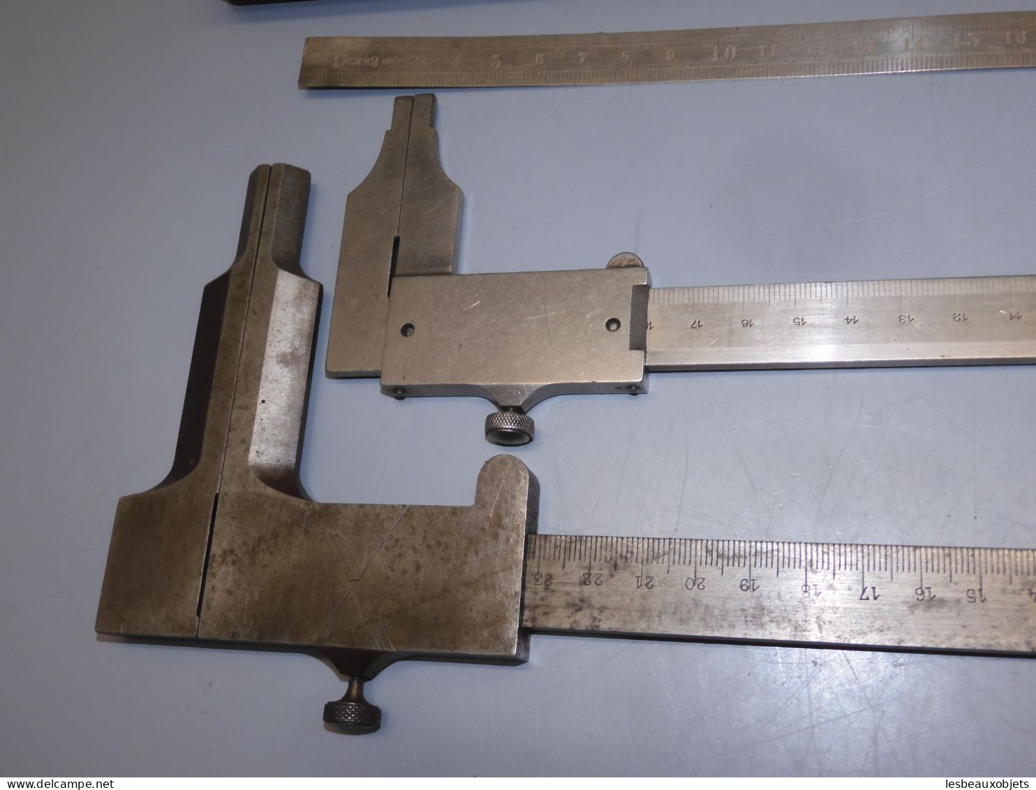- BOITE COFFRET AVEC 2 PIEDS A COULISSE Aux forges de Vulcain et INOXY  E