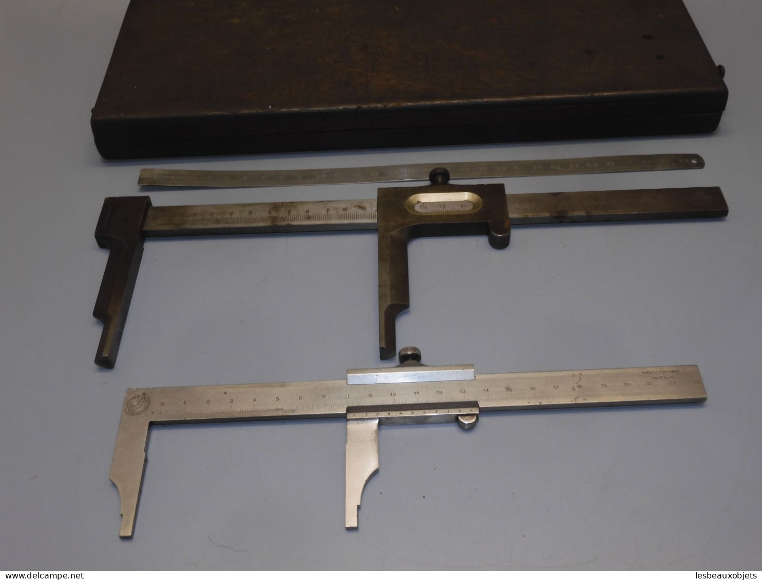 - BOITE COFFRET AVEC 2 PIEDS A COULISSE Aux forges de Vulcain et INOXY  E