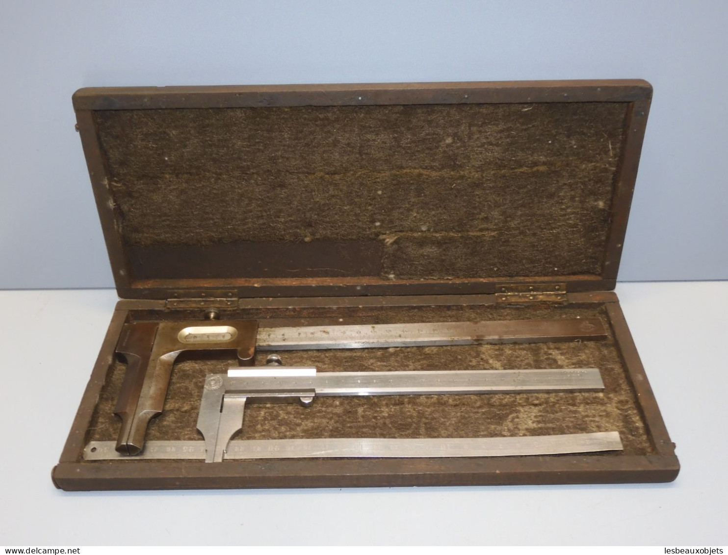 - BOITE COFFRET AVEC 2 PIEDS A COULISSE Aux forges de Vulcain et INOXY  E