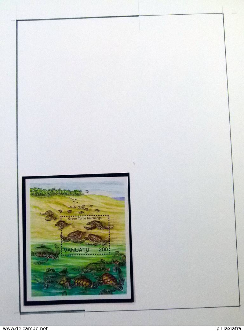 Collection composée principalement de timbres et de feuillets neufs **
