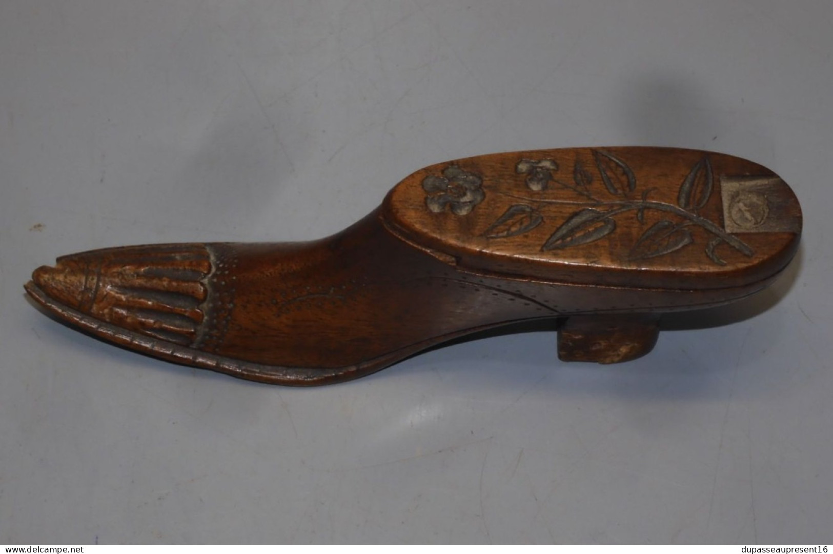 -ANCIENNE CHAUSSURE BOIS MINIATURE BOITE A TABAC TABATIERE ANCIENNE VITRINE   E - Schnupftabakdosen (leer)