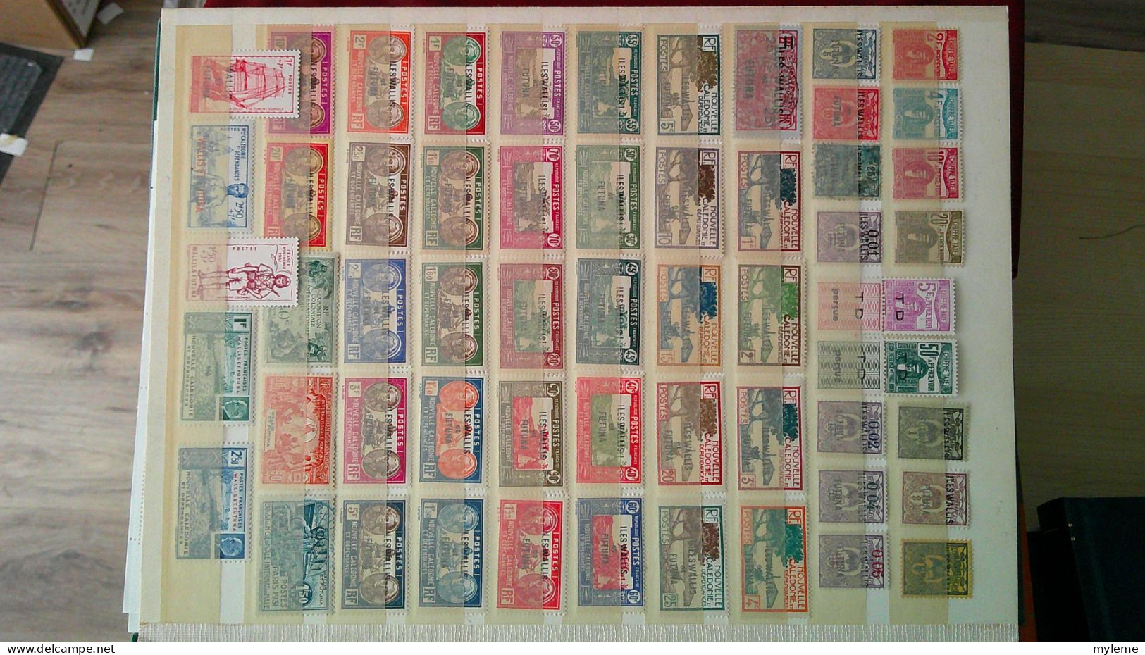 BS372 Bel ensemble des anciennes colonies Françaises dont quatre 1ere pages ** et feuilles **. A saisir !!!