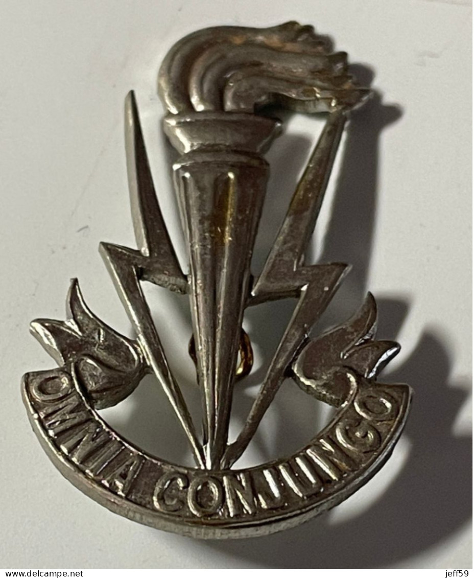 BELGIQUE INSIGNE DE CASQUETTE DU CORPS DES TRANSMISSIONS DE L'ARMÉE BELGE OMNIA CONJUGO - Army