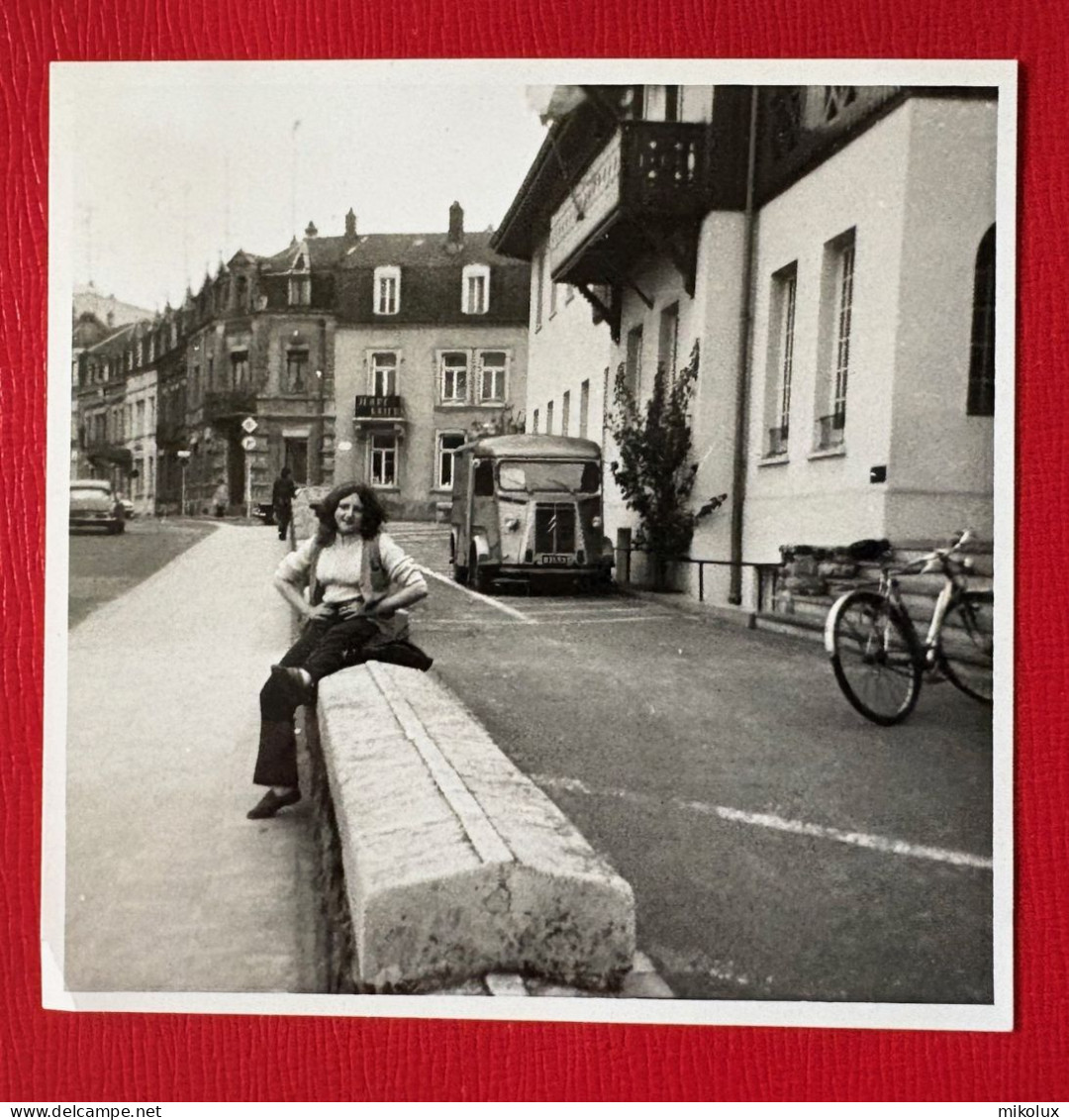Luxembourg  Photo Avec Voiture  ,à Côté De La L'ancienne Laiterie Centrale ( Photo +-  8,7 Cmx 8,7 Cm ) - Lussemburgo - Città