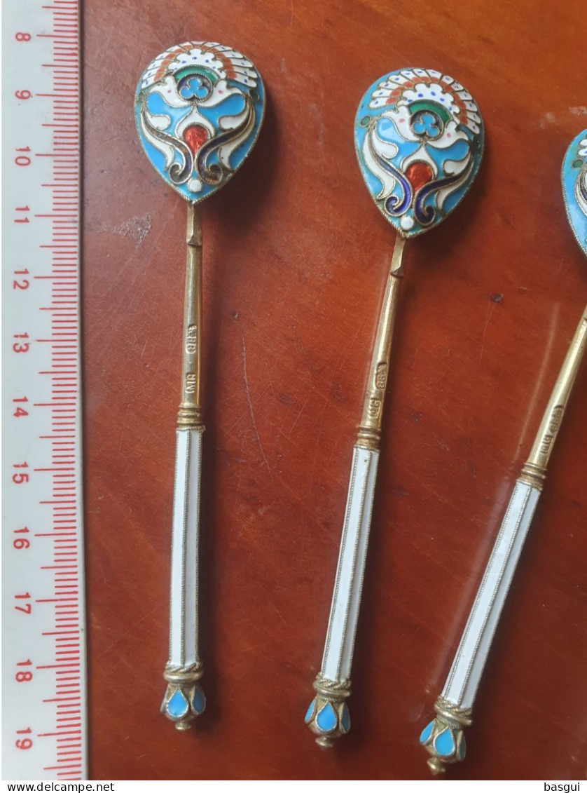 10 Cuillères Russes En Argent 88 Zolotniks émaillées – XIXe – Attribuée à Mikhail Grachev - Silberzeug