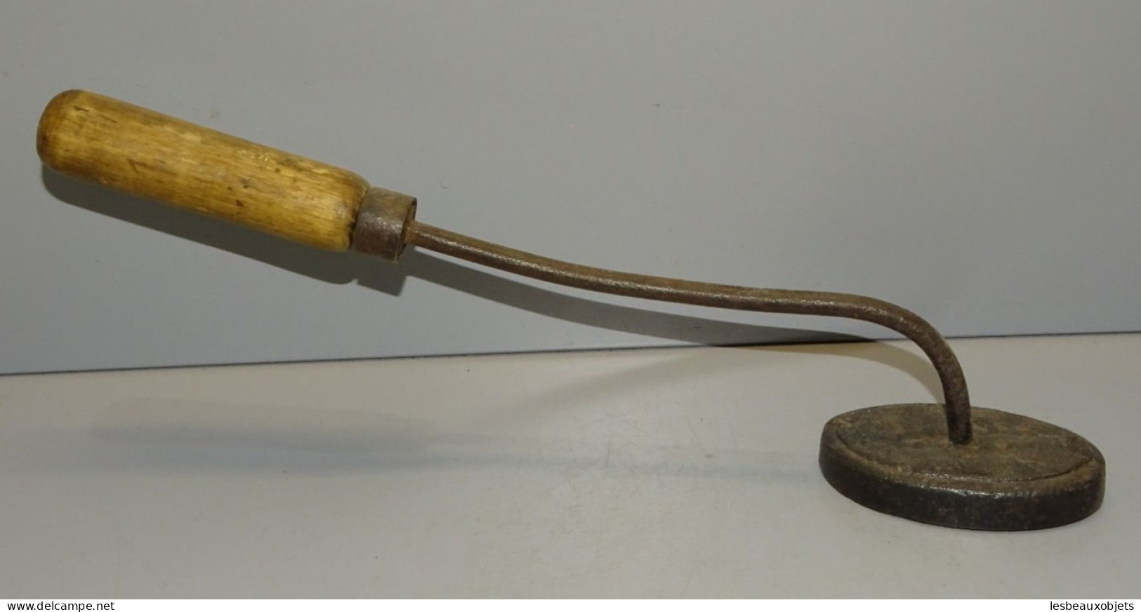 -ANCIEN FER PLAQUE Fer à Repasser FORME OVALE AVEC MANCHE BOUT BOIS   E - Outils Anciens