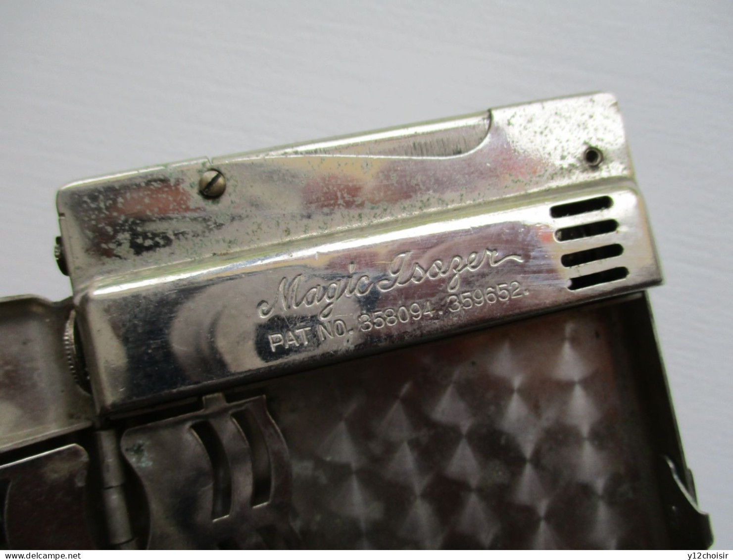 Memory of Japan - Korea . Ensemble briquet MAGIC ISOGER incorporé dans double étui à cigarettes . Japon Corée . Asie