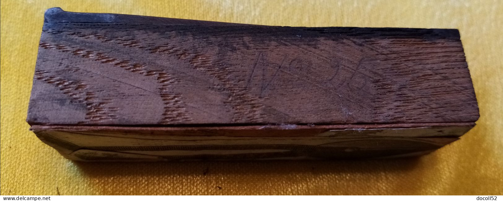 ANCIENNE MATRICE D'IMPRIMERIE SECATEUR CUIVRE SUR SOCLE CHENE :80MMX25MMX24MM THUILLIER LEFRANC NOGENT EN BASSIGNY 52 - Seals