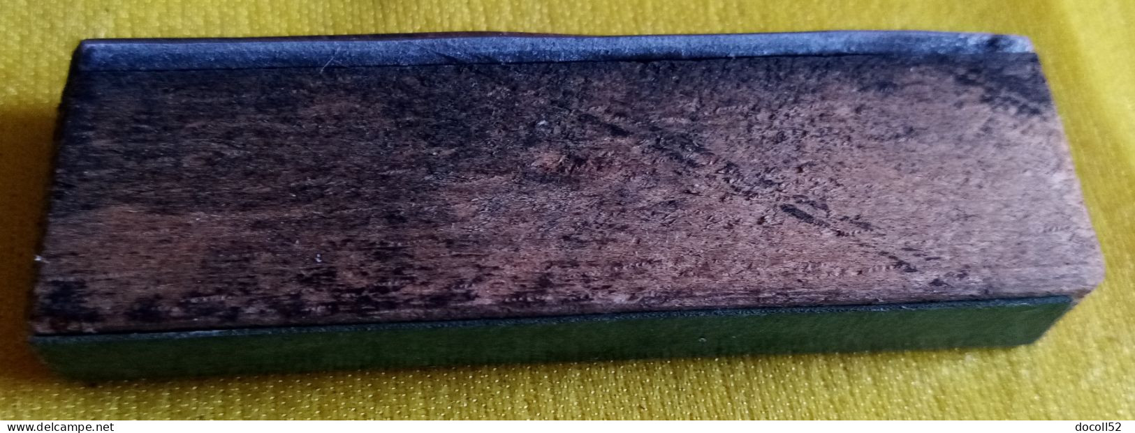 ANCIENNE MATRICE D'IMPRIMERIE PINCE A EPILER TAMPON CUIVRE THUILLIER A NOGENT EN BASSIGNY SUR SOCLE BOIS :72MMX09MMX23MM - Stempels