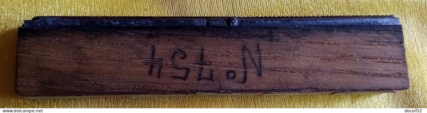 ANCIENNE MATRICE D'IMPRIMERIE TAMPON CUIVRE COUTEAU SCIE THUILLIER A NOGENT EN BASSIGNY SUR SOCLE BOIS :112MMX11MMX23MM - Stempels