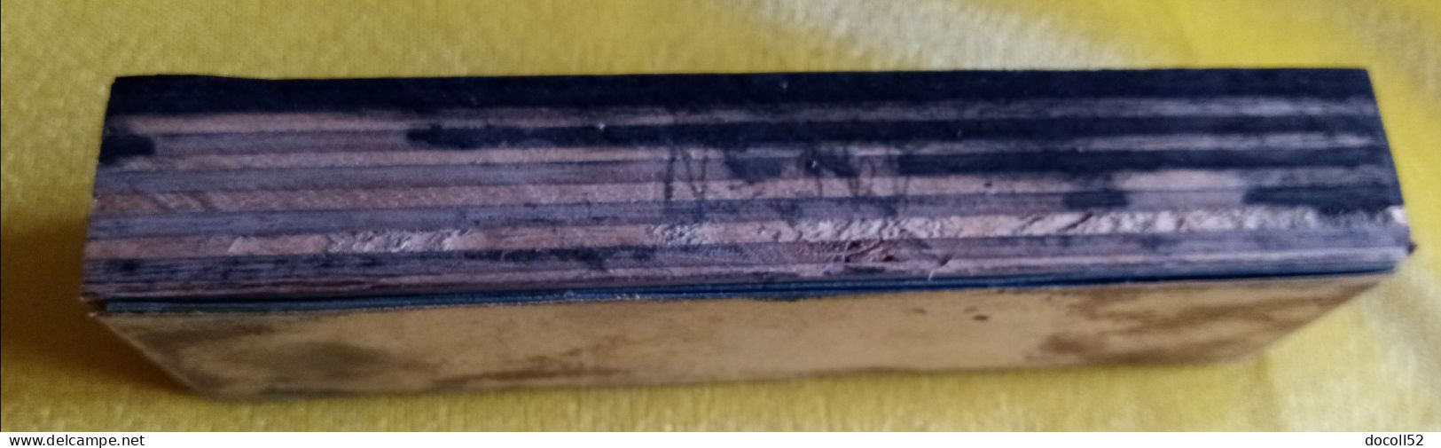 ANCIENNE MATRICE D'IMPRIMERIE TAMPON CUIVRE CISAILLE THUILLIER A NOGENT EN BASSIGNY SUR SOCLE BOIS :122MMX34MMX23MM - Stempels